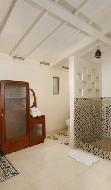 (814) COTTAGE SUITE POOL VIEW BATHROOM