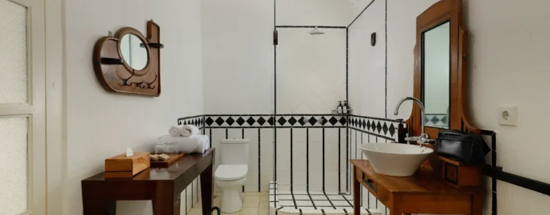 (816) BUNGALOW 3 BEDROOM GARDEN - BATHROOM