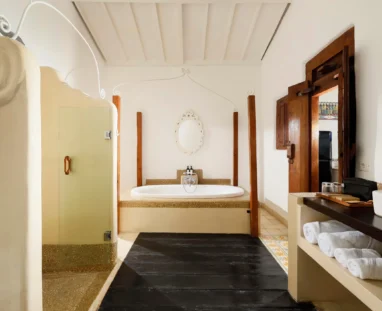 (818) VILLA 2 BEDROOM - MASTER BATHROOM