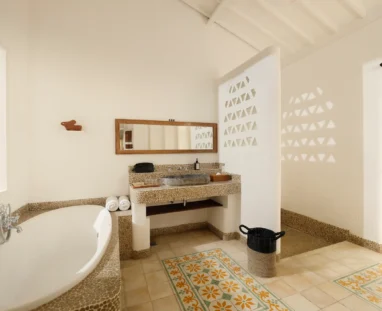 (819) VILLA 3 BEDROOM - MASTER BATHROOM